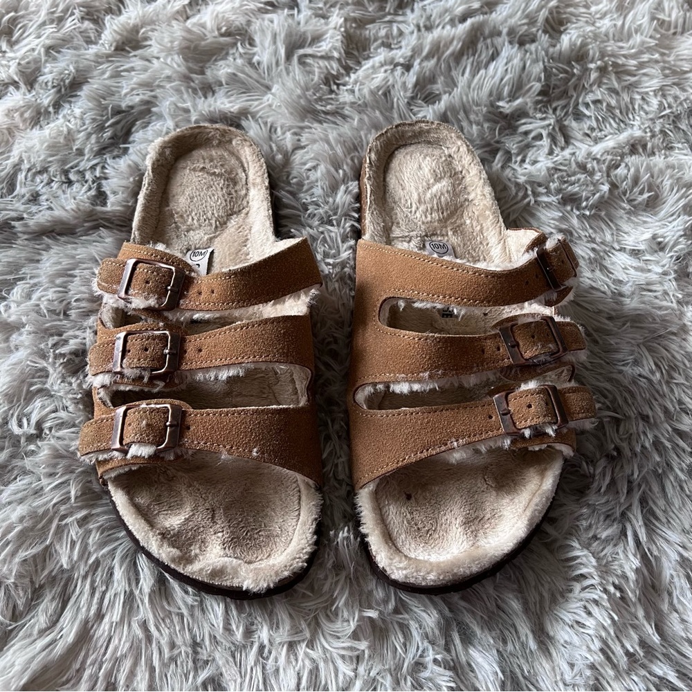 Cushionaire | Fur lined sandals